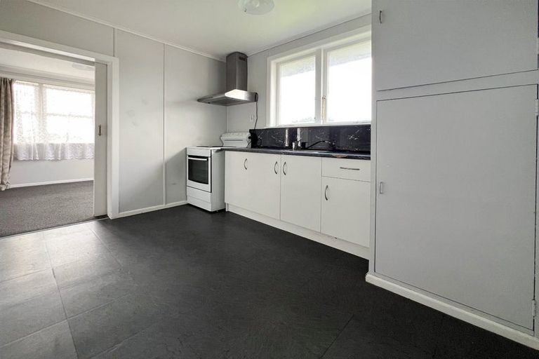 Photo of property in 5 Kelwyn Road, Kelston, Auckland, 0602