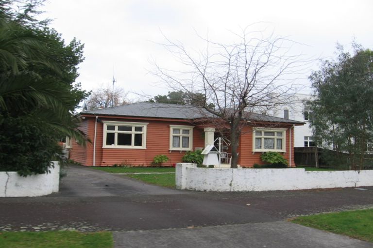 Photo of property in 28 Rangitane Street, Palmerston North, 4414