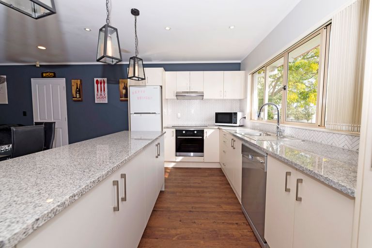 Photo of property in 3 Neta Grove, Henderson, Auckland, 0612