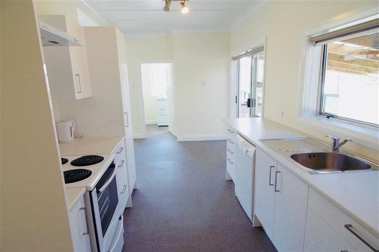 Photo of property in 14 Calvert Road, Moturoa, New Plymouth, 4310