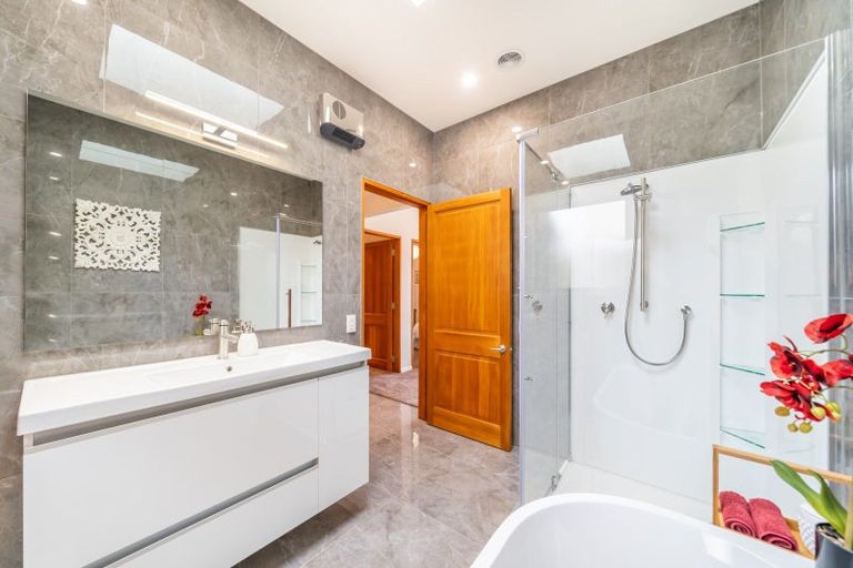 Photo of property in 32 Paekakariki Hill Road, Pauatahanui, Porirua, 5381