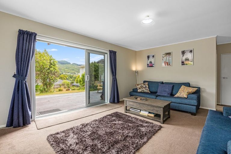 Photo of property in 8a Florio Terrace, Tawa, Wellington, 5028