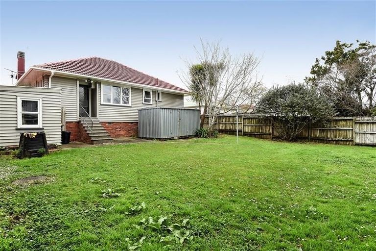 Photo of property in 3 Taupo Street, Green Bay, Auckland, 0604