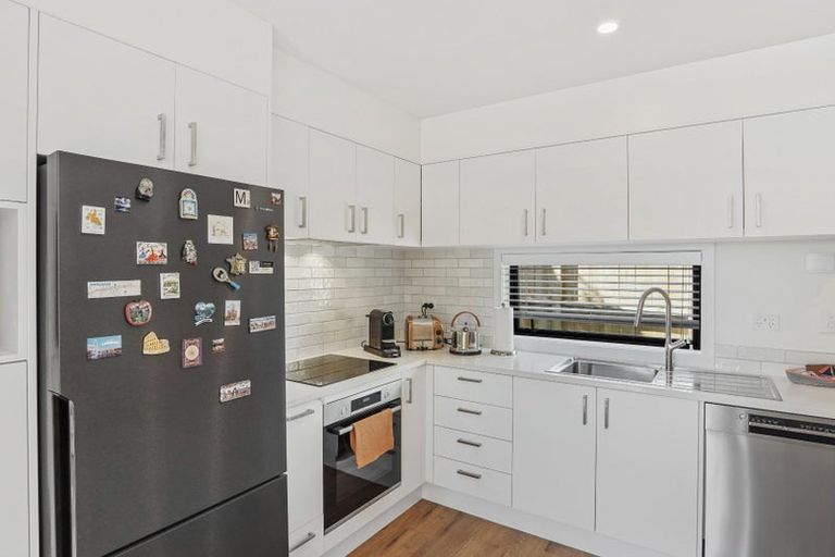 Photo of property in 9/35 Garadice Road, Rothesay Bay, Auckland, 0630