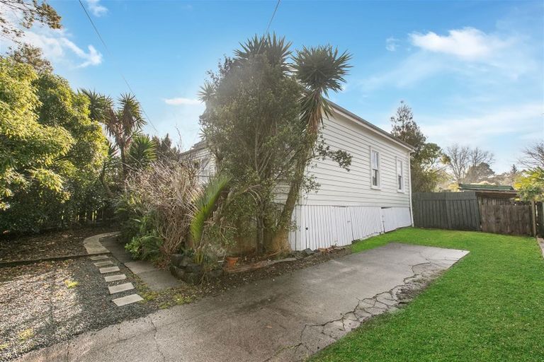 Photo of property in 82 View Road, Henderson, Auckland, 0612
