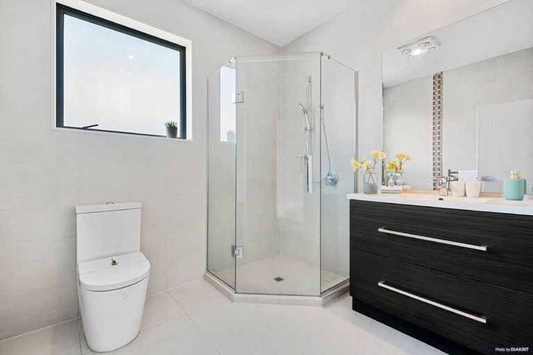 Photo of property in 29 Corricvale Way, Northcross, Auckland, 0630