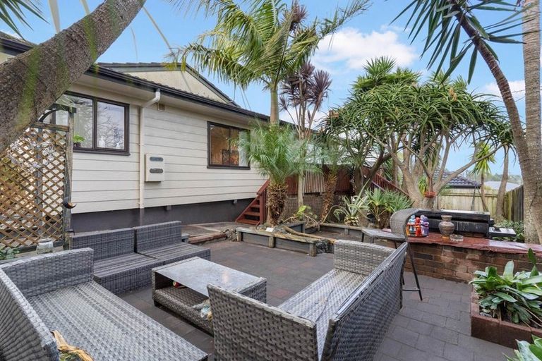 Photo of property in 165 Bradbury Road, Botany Downs, Auckland, 2010