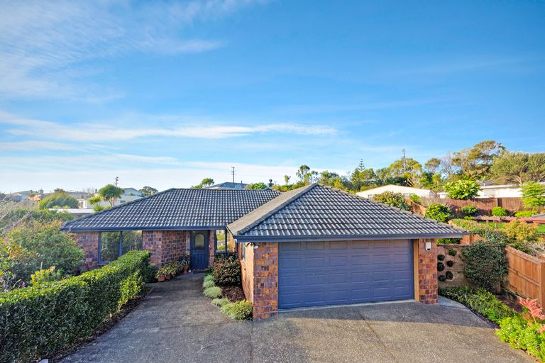 Photo of property in 11 Oratia Drive, Glen Eden, Auckland, 0602