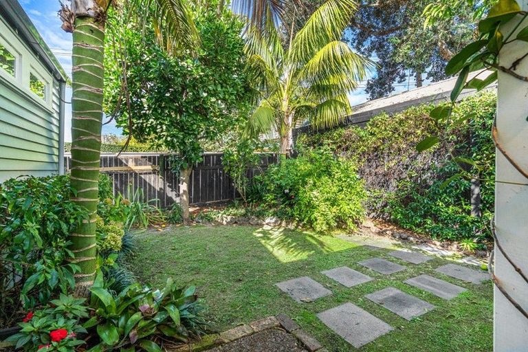Photo of property in 27 Rutland Road, Stanley Point, Auckland, 0624