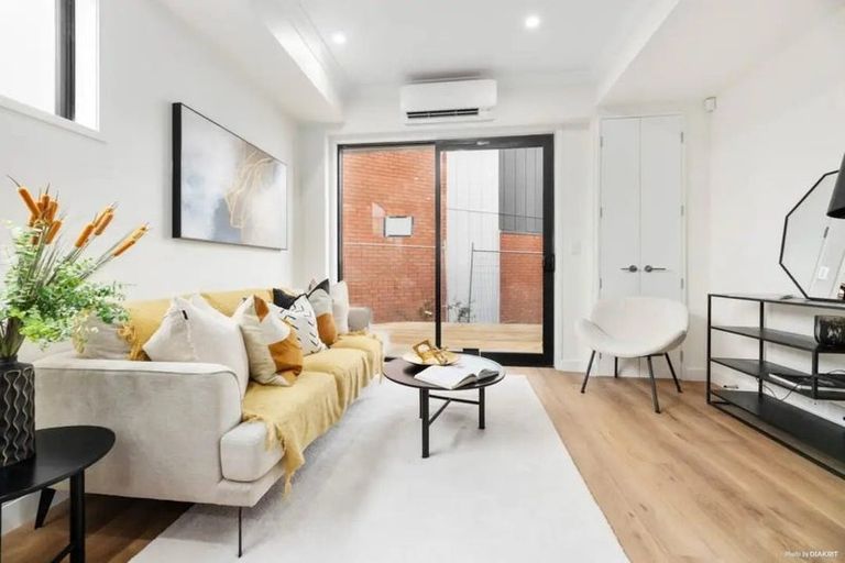 Photo of property in 31 Parkwood Avenue, Westgate, Auckland, 0614