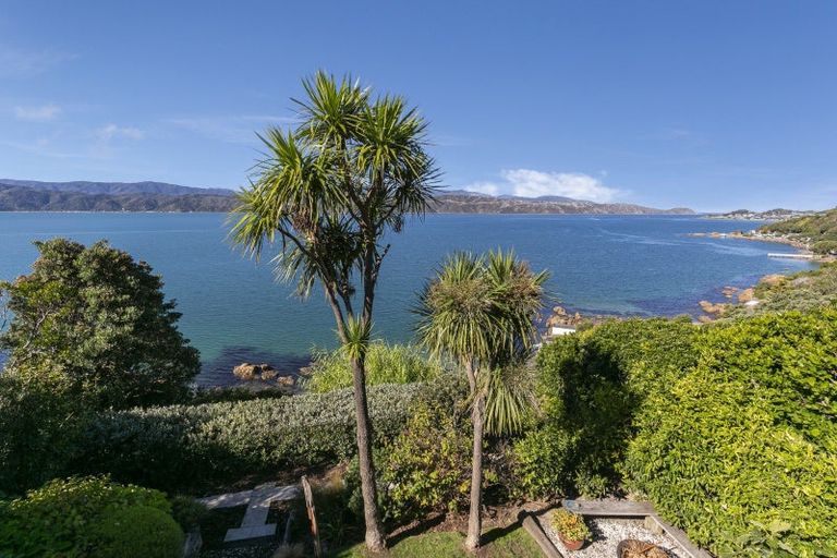 Photo of property in 8 Nakora Road, Karaka Bays, Wellington, 6022