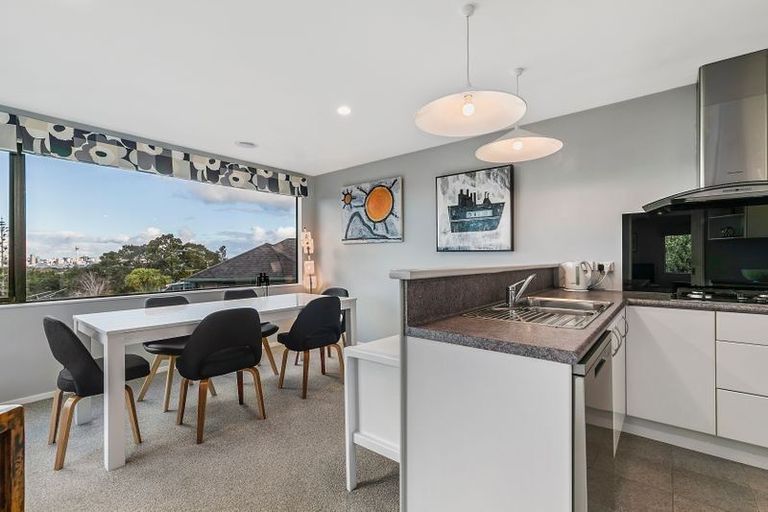 Photo of property in 1/262 Onewa Road, Birkenhead, Auckland, 0626