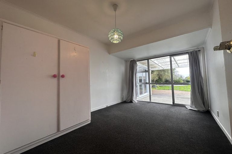 Photo of property in 13 Yeovil Road, Te Atatu Peninsula, Auckland, 0610