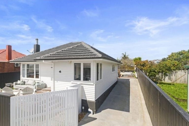 Photo of property in 3b Paton Avenue, Te Atatu South, Auckland, 0610