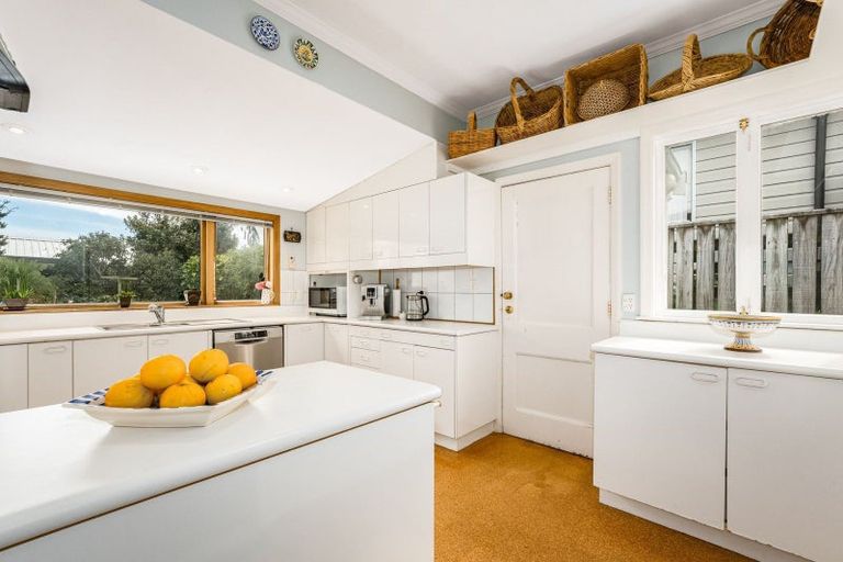 Photo of property in 30 Lucknow Terrace, Khandallah, Wellington, 6035