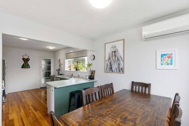 Photo of property in 6 Link Road, Newlands, Wellington, 6037