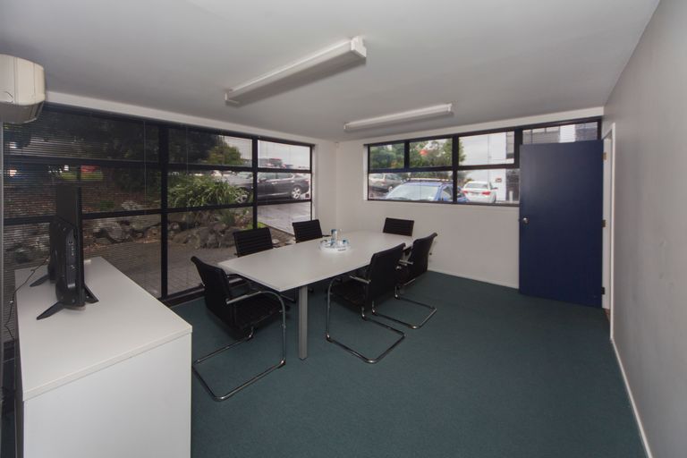 Photo of property in 11 Central Park Drive, Te Atatu South, Auckland, 0610