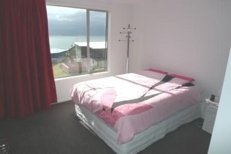 Photo of property in 25 Tamworth Crescent, Newlands, Wellington, 6037