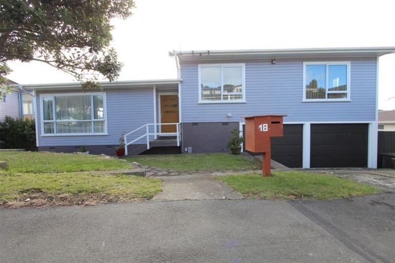 Photo of property in 18 Kahikatea Grove, Paparangi, Wellington, 6037