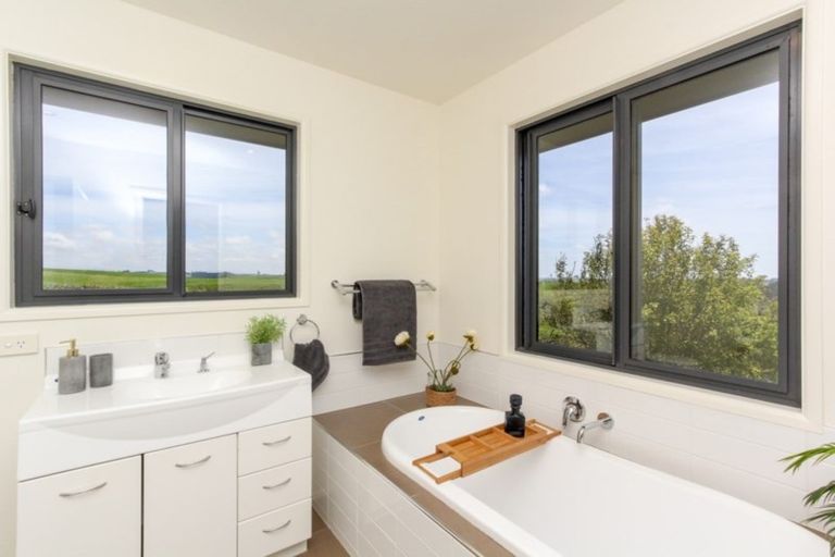 Photo of property in 790 Otaraoa Road, Tikorangi, Waitara, 4383