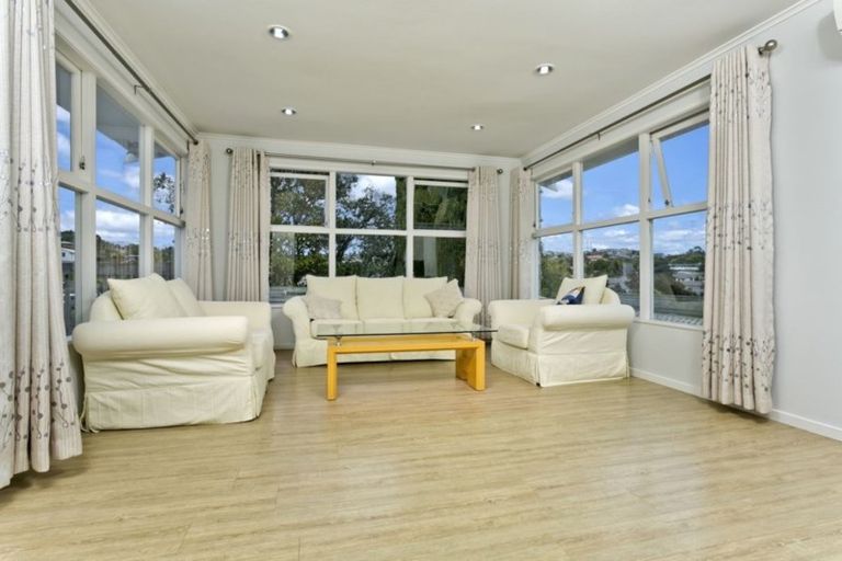 Photo of property in 12 Tawavale Crescent, Totara Vale, Auckland, 0629