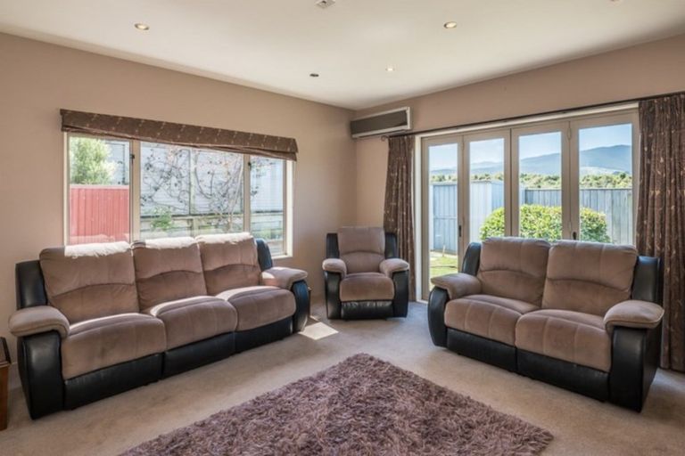 Photo of property in 61 Quadrant Heights, Paraparaumu, 5032