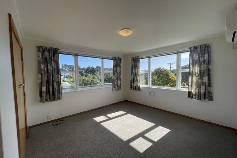 Photo of property in 19 Spenmoor Street, Newlands, Wellington, 6037