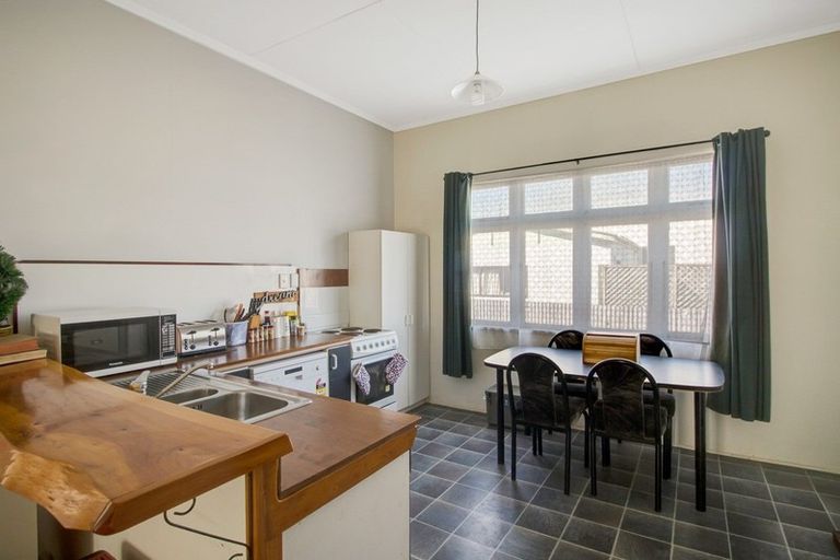 Photo of property in 28 Ngahina Street, Marton, 4710