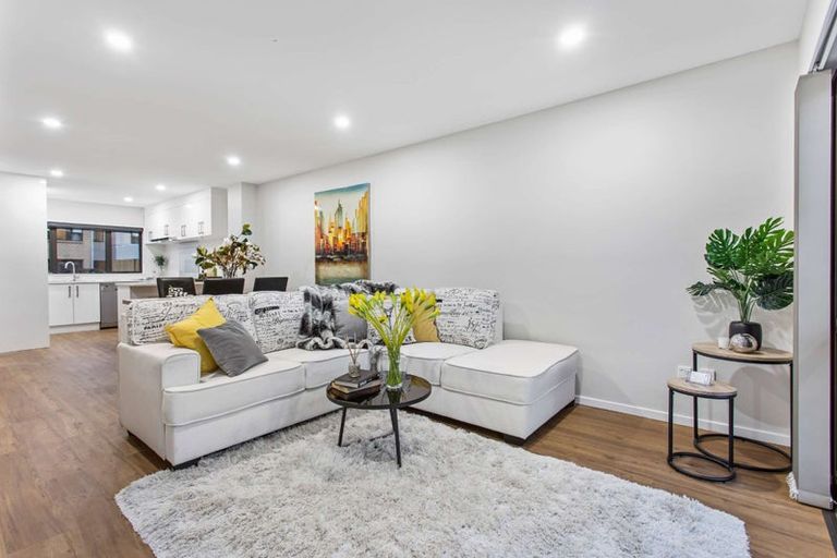 Photo of property in 13 Millcroft Lane, Ranui, Auckland, 0612