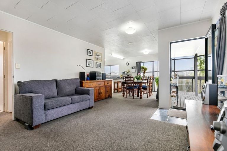 Photo of property in 2/23 Bernina Place, Weymouth, Auckland, 2103