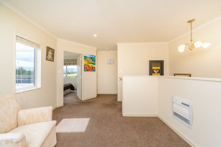 Photo of property in 1 Silkwood Place, Fitzherbert, Palmerston North, 4410