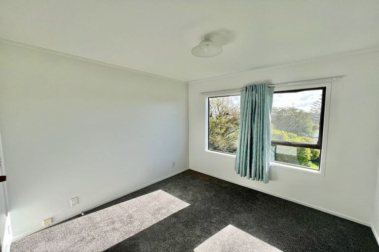 Photo of property in 2/260 Sunset Road, Windsor Park, Auckland, 0632
