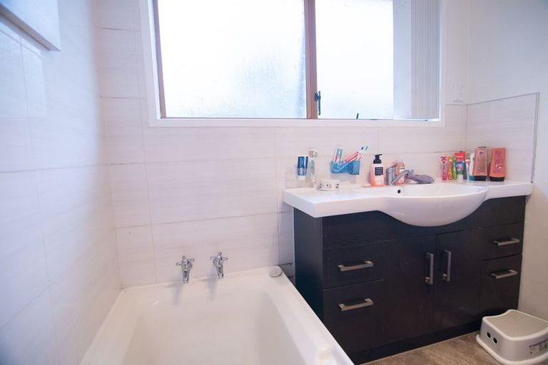 Photo of property in 4 Adel Place, Weymouth, Auckland, 2103