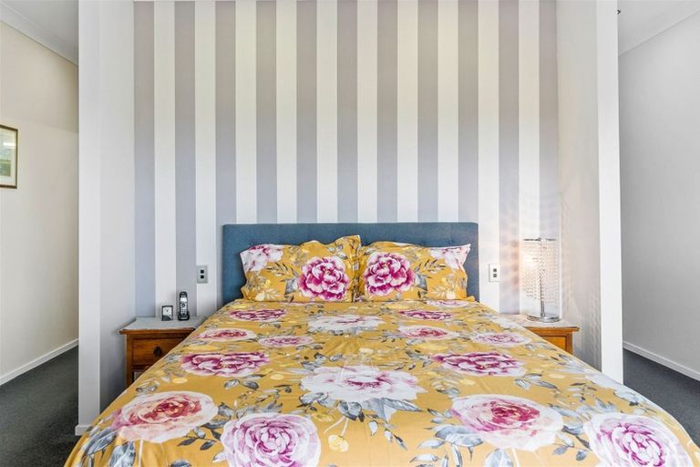 Photo of property in 1 Hollyford Place, Aotea, Porirua, 5024