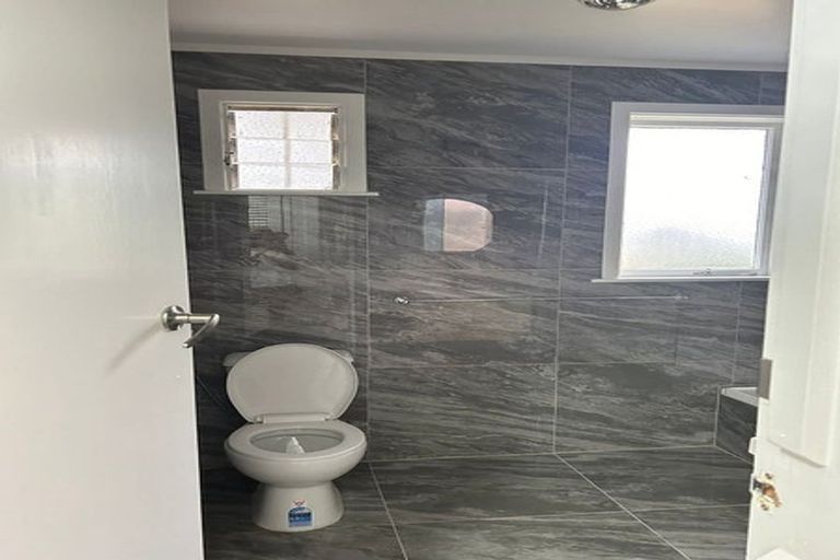 Photo of property in 49 Lauderdale Road, Birkdale, Auckland, 0626