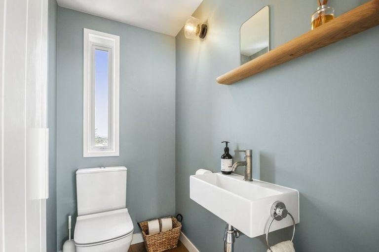 Photo of property in 92c Hinemoa Street, Birkenhead, Auckland, 0626