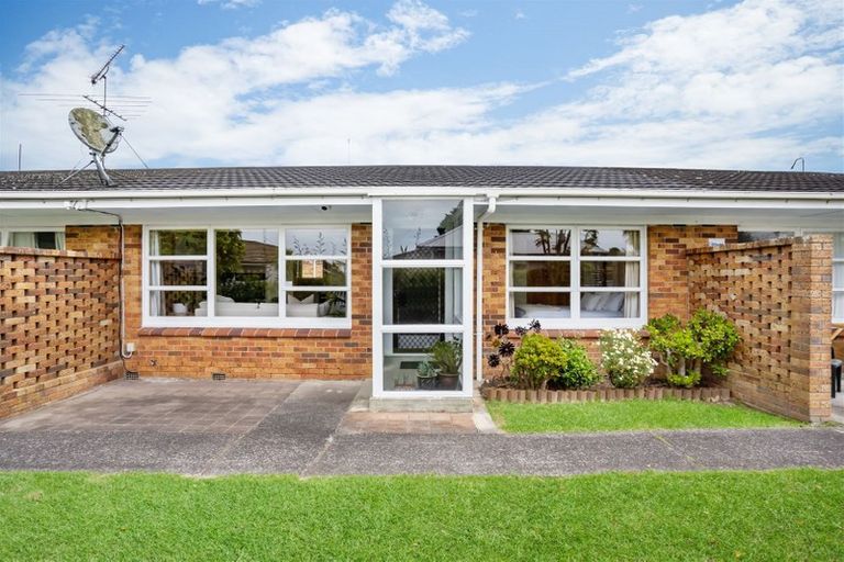 Photo of property in 2/1 Ocean View Road, Hillcrest, Auckland, 0627