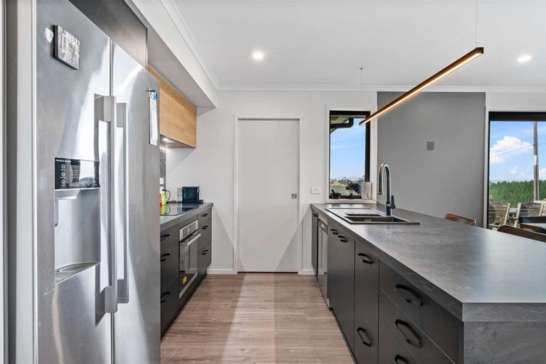 Photo of property in 2712 South Head Road, South Head, Helensville, 0874