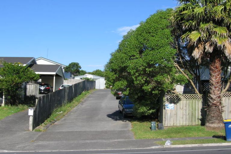 Photo of property in 2/28 Caribbean Drive, Unsworth Heights, Auckland, 0632
