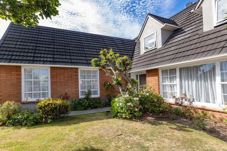 Photo of property in 32 Hillcrest Place, Avonhead, Christchurch, 8042