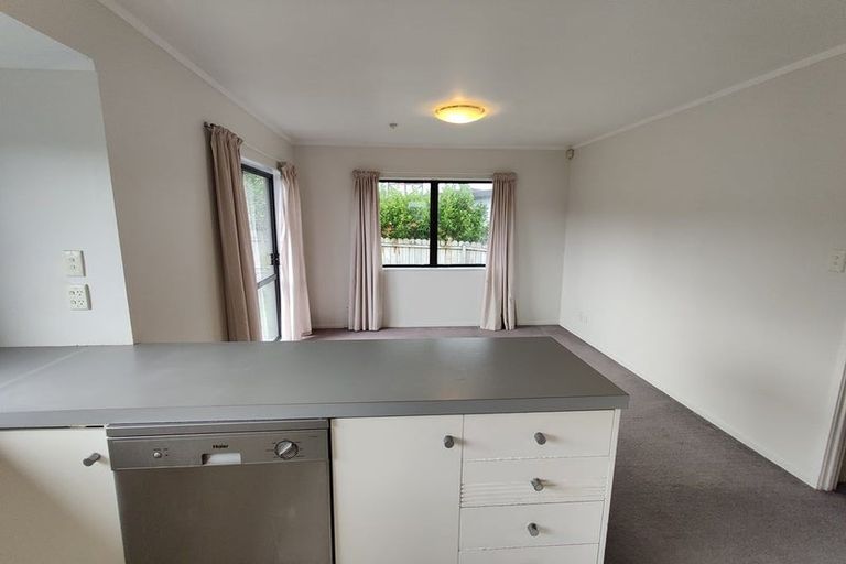 Photo of property in 92 Aviemore Drive, Highland Park, Auckland, 2010