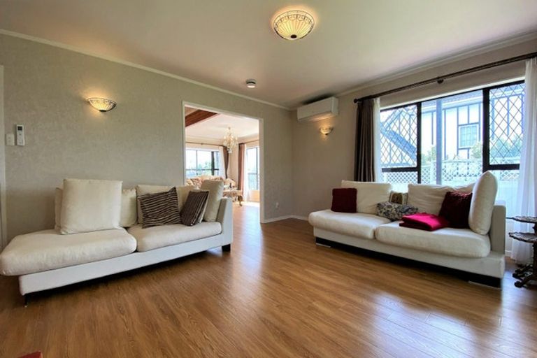 Photo of property in 16 Cherub Place, West Harbour, Auckland, 0618