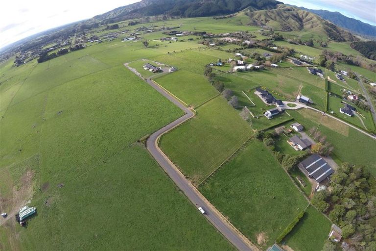 Photo of property in 425 Tararua Road, Levin, 5571