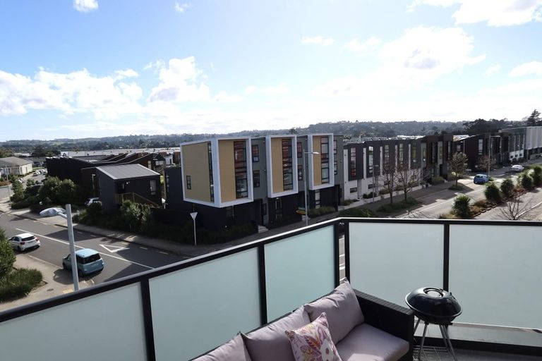Photo of property in 3/22 Kerewhenua Crescent, Hobsonville, 0616