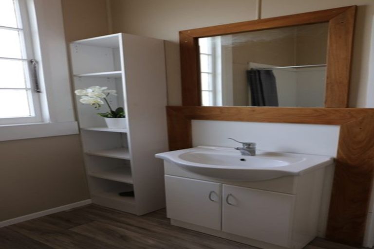 Photo of property in 15 Waverley Street, Waipawa, 4210