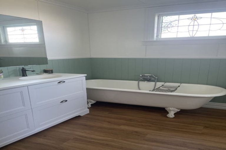 Photo of property in 56 Paynters Avenue, Strandon, New Plymouth, 4312