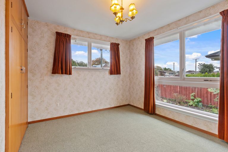 Photo of property in 2/43 Prestons Road, Redwood, Christchurch, 8051