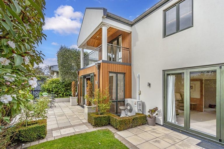 Photo of property in 100 Straven Road, Fendalton, Christchurch, 8014
