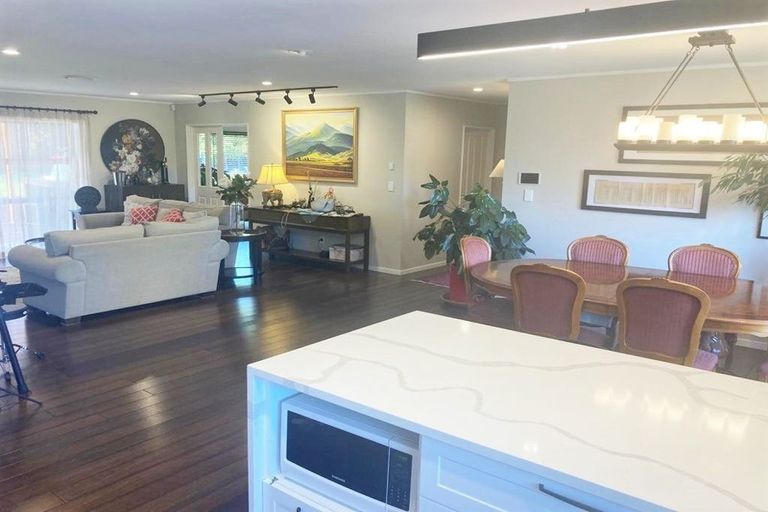 Photo of property in 2 Cesari Place, West Harbour, Auckland, 0618