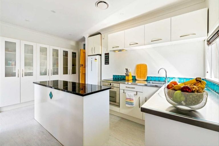 Photo of property in 12 Eastglen Road, Glen Eden, Auckland, 0602